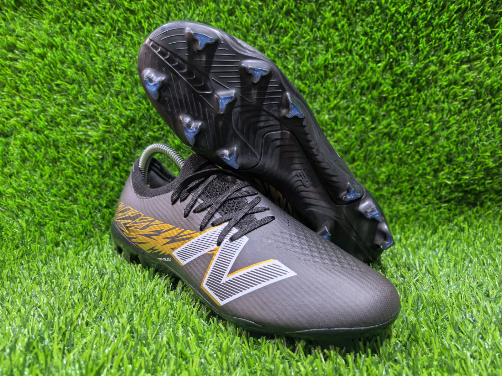 Lightweight SAKA NEWBALANCEE soccer boot cleats designed for speed, control, and stability on the pitch. Built with a snug breathable upper that enhances ball touch and comfort, while the molded studs