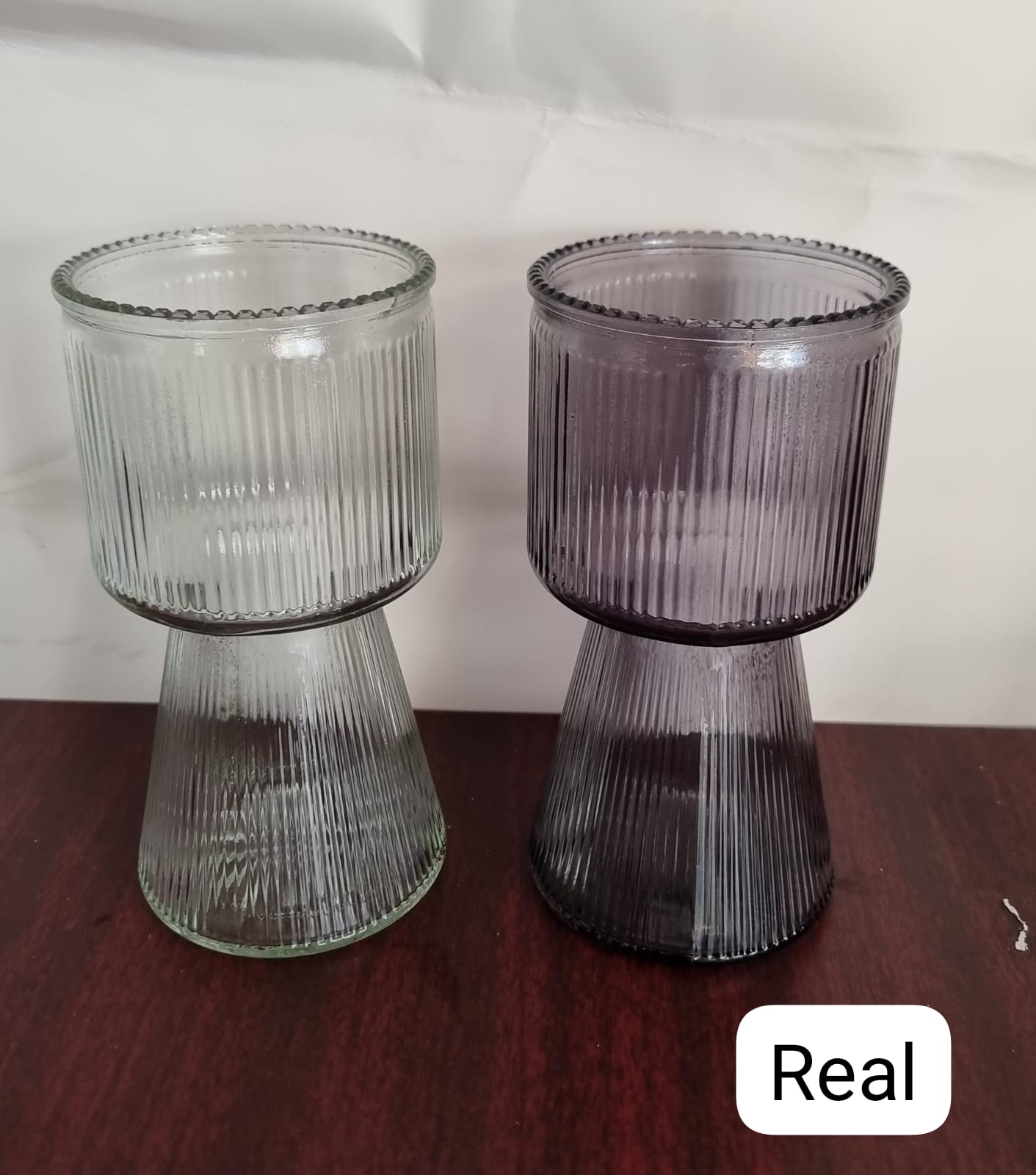 🌸 Elegant Glass Flower Vase – 800ml (10×19cm) – 2 Stylish Shapes ✨Add a touch of class to your space with this modern ribbed glass flower vase, perfect for elevating any room décor