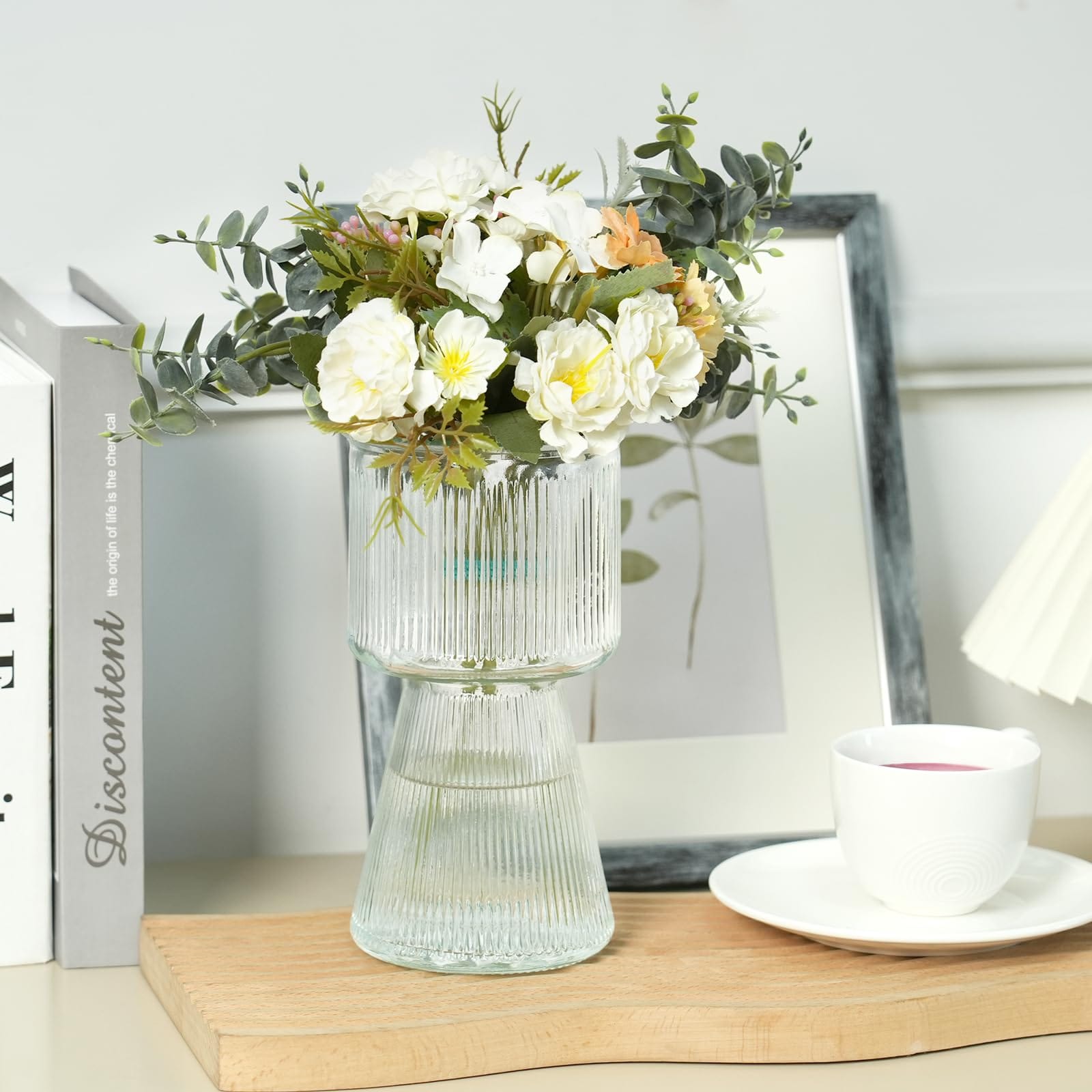 🌸 Elegant Glass Flower Vase – 800ml (10×19cm) – 2 Stylish Shapes ✨Add a touch of class to your space with this modern ribbed glass flower vase, perfect for elevating any room décor