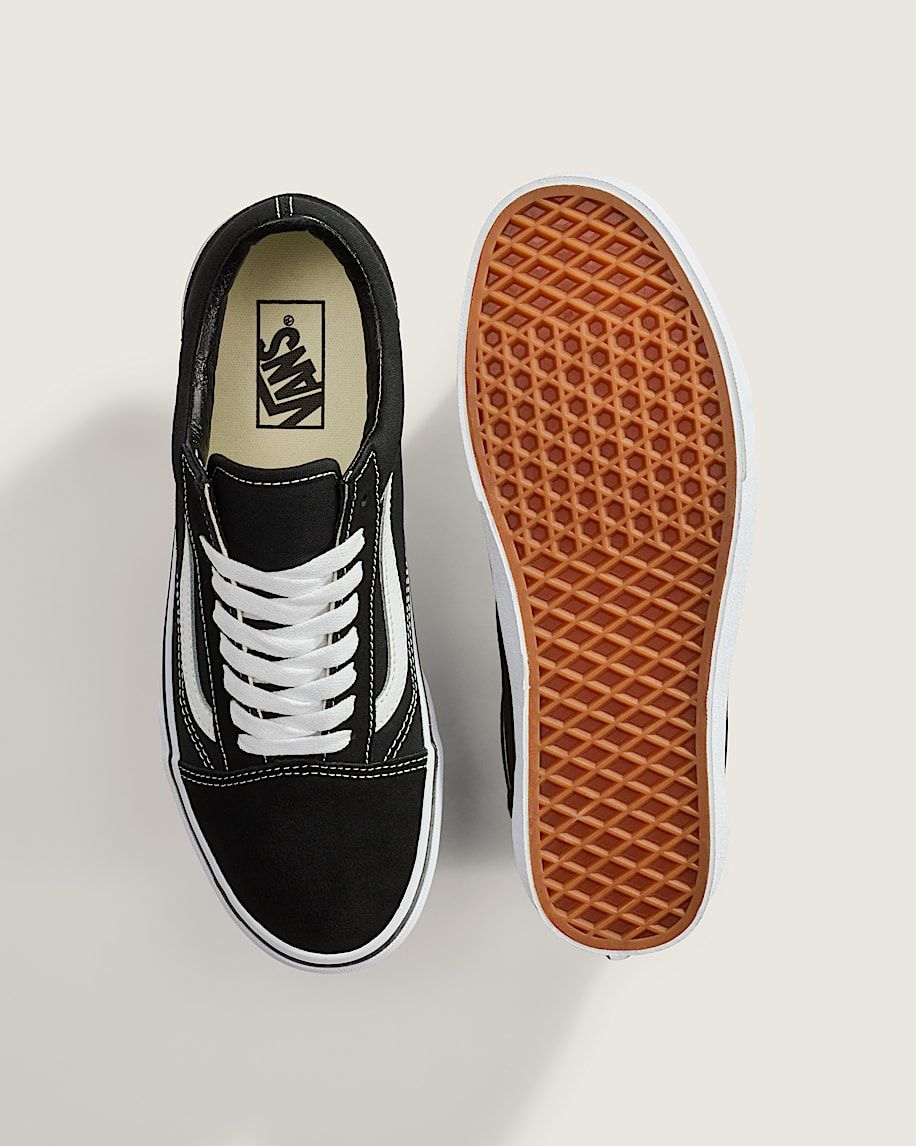 👟 Classic Old School Sneakers – Timeless Street Style 🔥 Step up your style with these classic black & white sneakers – a must-have for everyday wear and street fashion lovers
