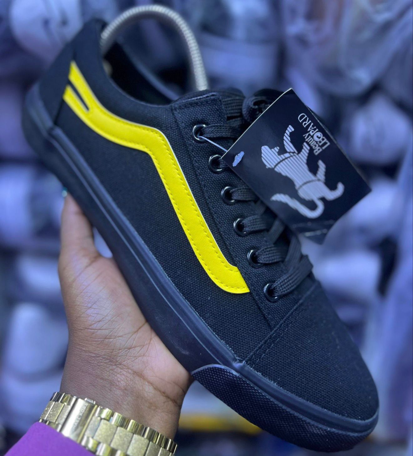 👟 Classic Old School Sneakers – Timeless Street Style 🔥 Step up your style with these classic black & white sneakers – a must-have for everyday wear and street fashion lovers