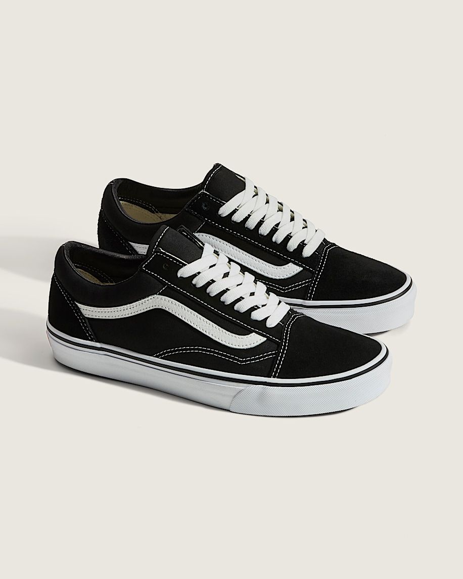 👟 Classic Old School Sneakers – Timeless Street Style 🔥 Step up your style with these classic black & white sneakers – a must-have for everyday wear and street fashion lovers