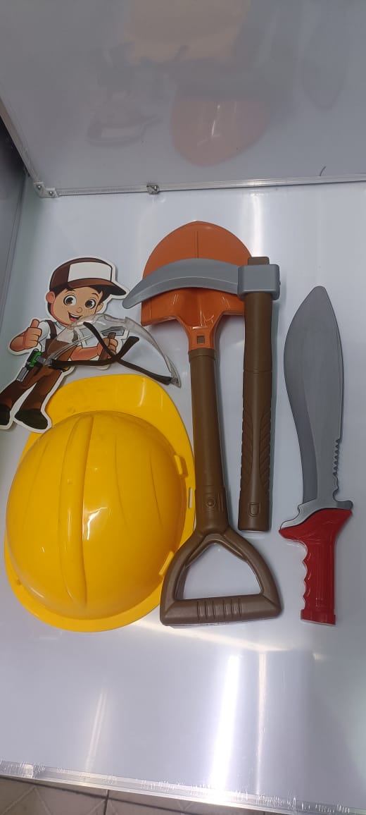 👷‍♂️🏗️ Kids Construction Engineer Set Turn playtime into a fun construction adventure with this exciting engineer role-play set for kids! Perfect for little builders who love to explore and create.