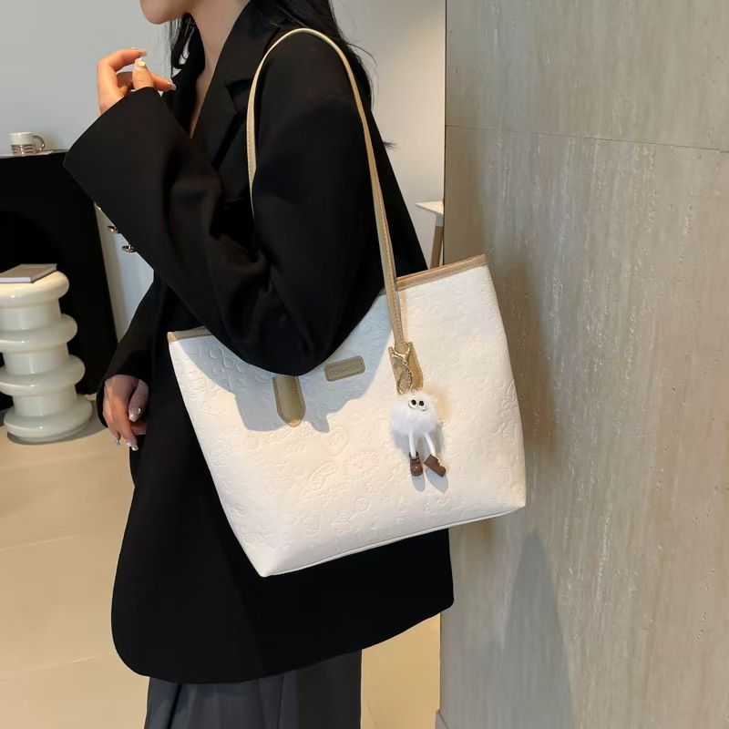 Cute Engraved Large-Capacity School Commuting Tote Bag Spring New Style Trendy Fashionable Multi-Color Crossbody Bag With Contrasting Colors.