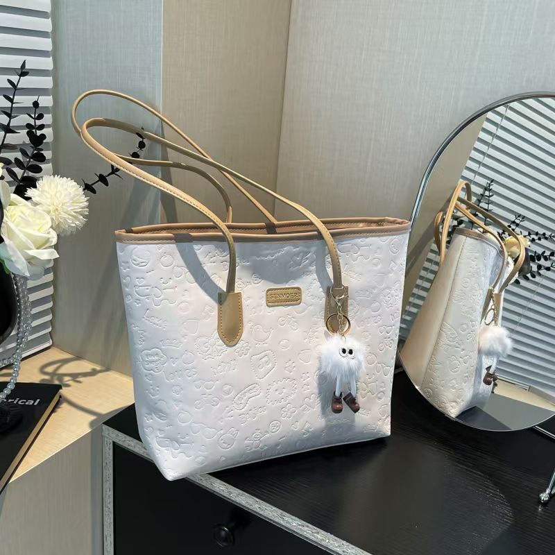 Cute Engraved Large-Capacity School Commuting Tote Bag Spring New Style Trendy Fashionable Multi-Color Crossbody Bag With Contrasting Colors.