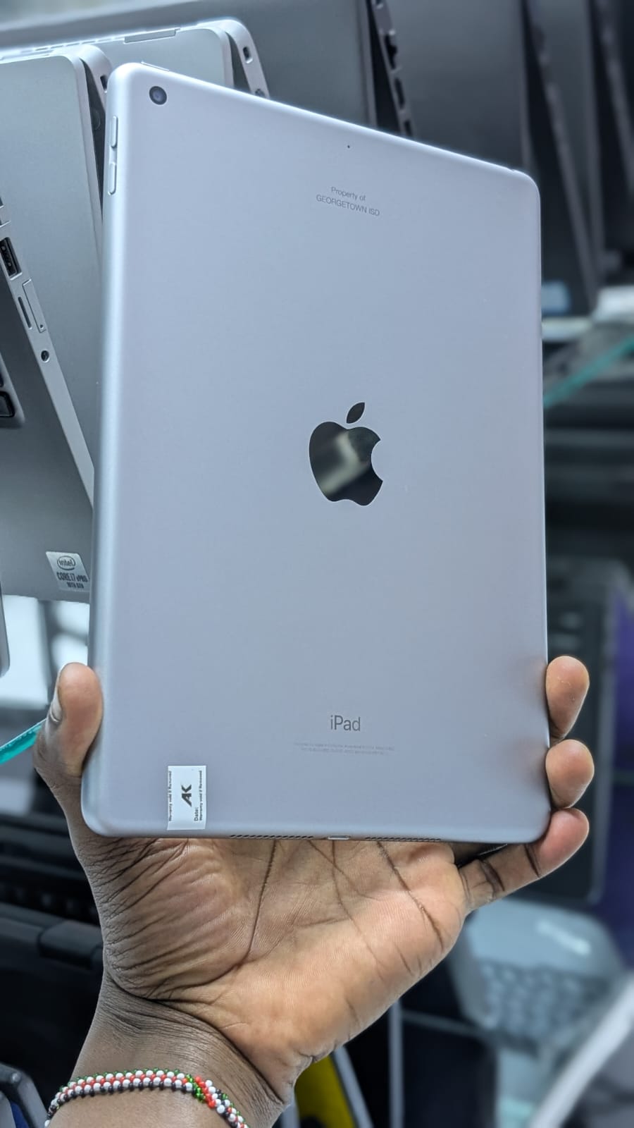 iPad A1822, 5th Gen 128 GB 9.7" wifi  connectivity only