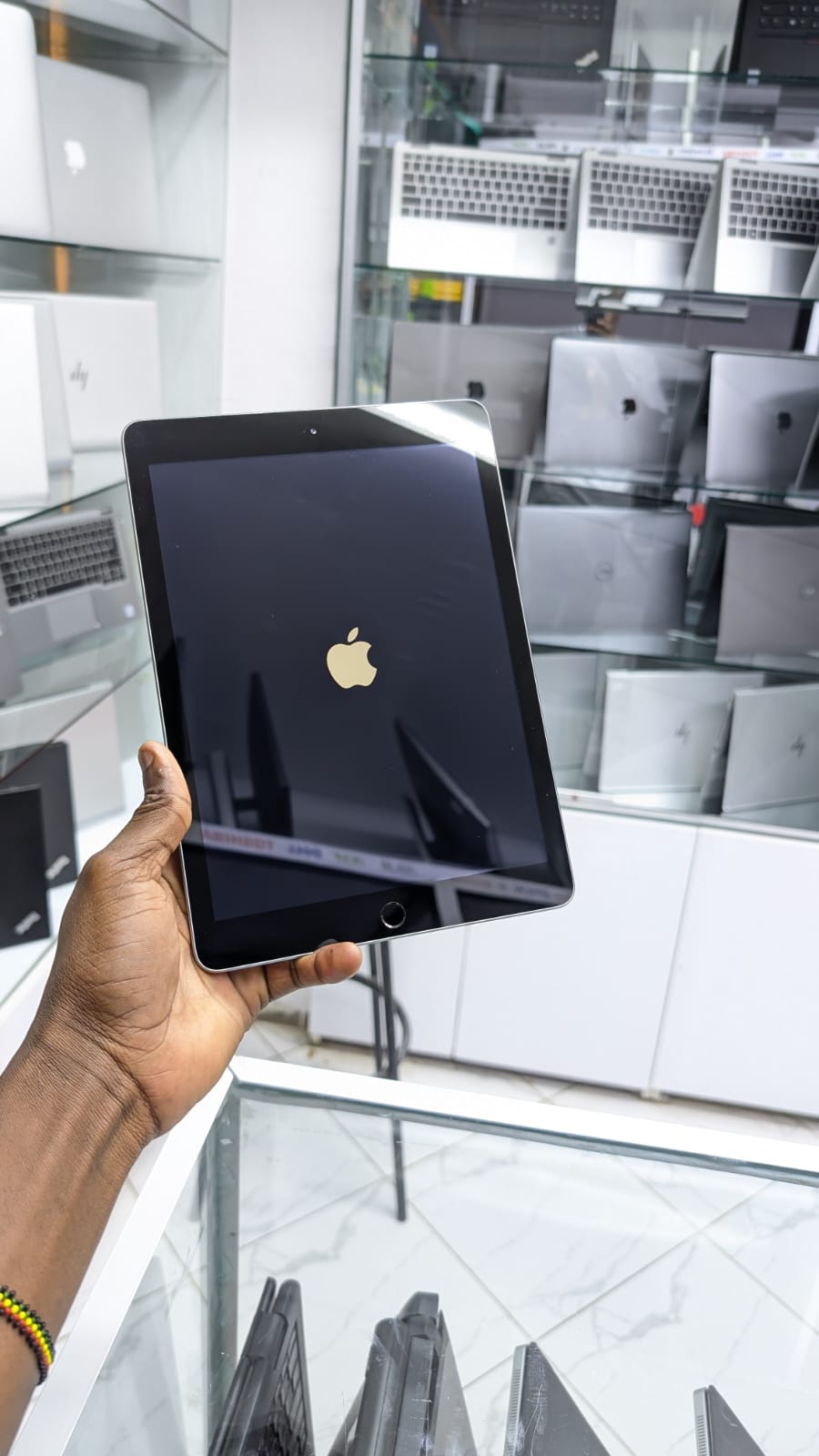 iPad A1822, 5th Gen 128 GB 9.7" wifi  connectivity only