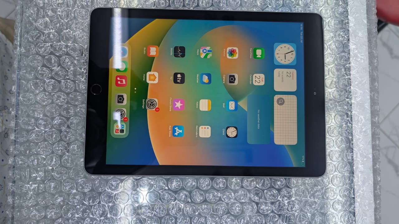 iPad A1822, 5th Gen 128 GB 9.7" wifi  connectivity only