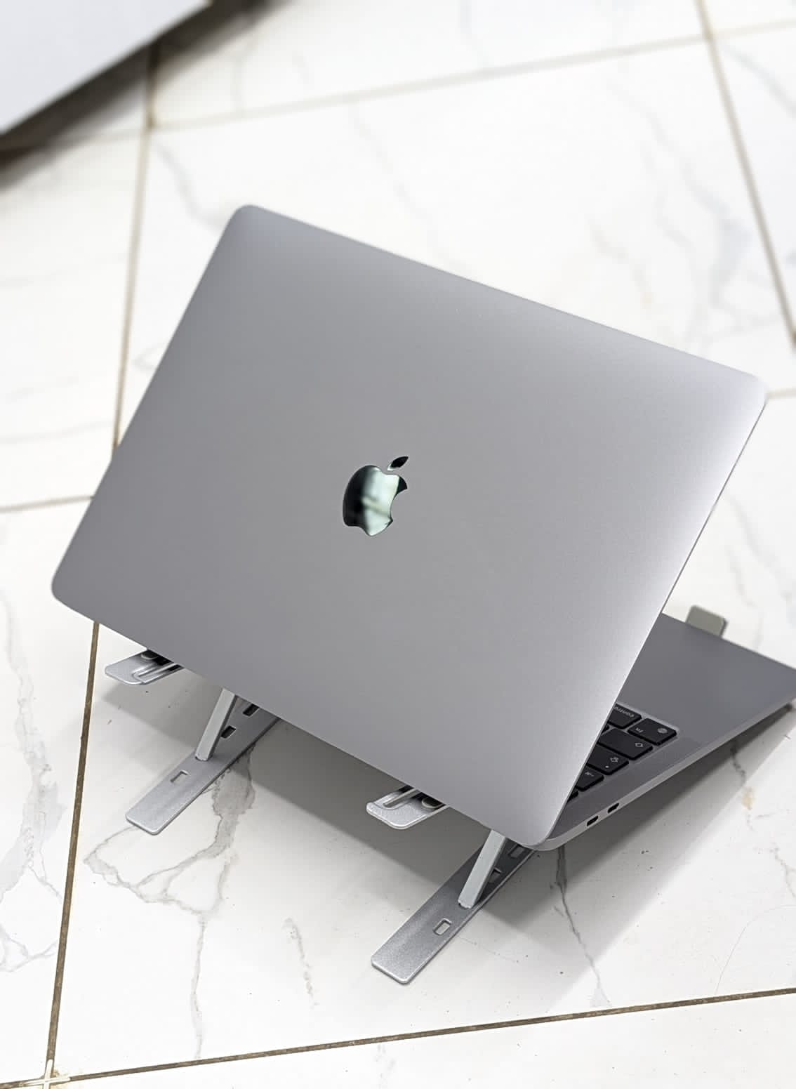 MacBook pro 2020 13 inch Intel Core i7 16gb Ram 512ssd with Touchbar