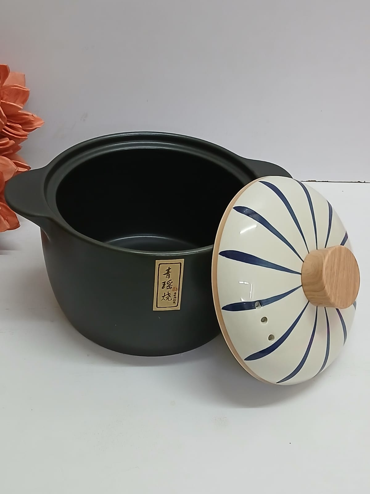 Ceramic casserole cooking pot with lid