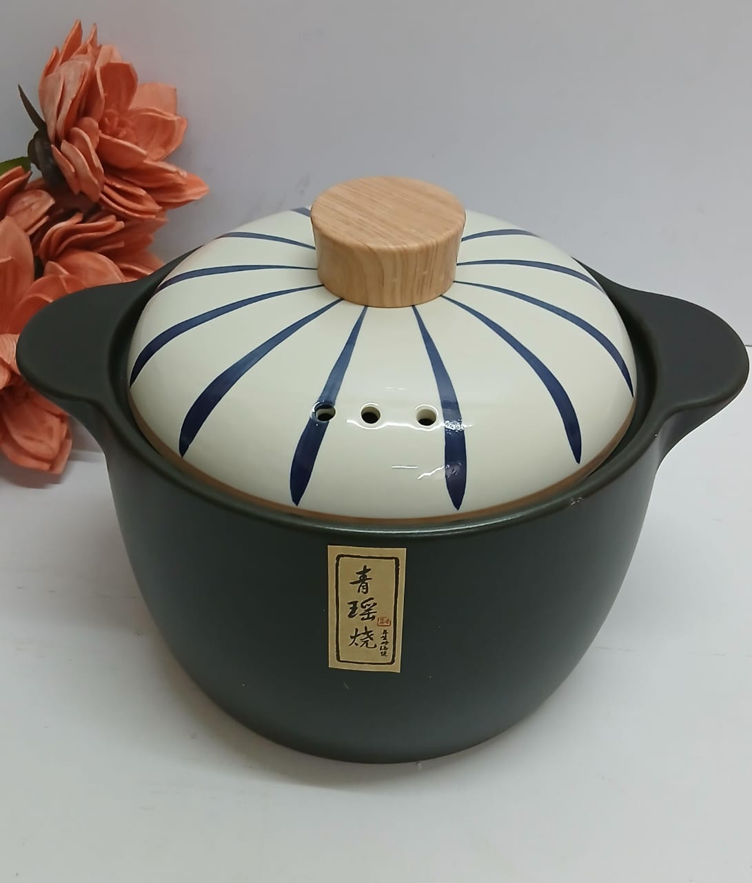 Ceramic casserole cooking pot with lid