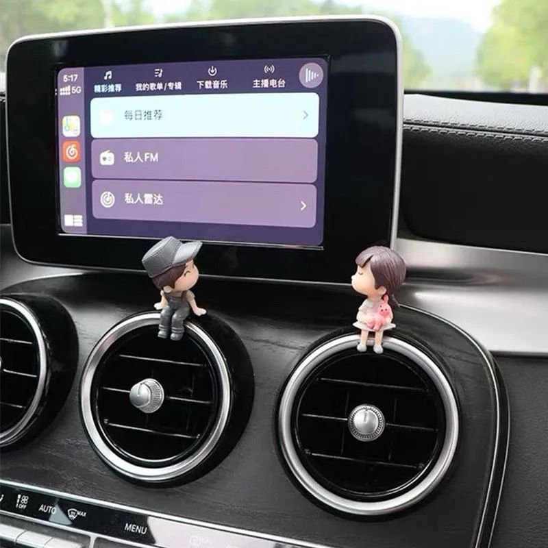 Cute Cartoon Couple Dashboard Decoration – Car Air Vent Clip with Balloon Ornament, Fun Auto Interior Accessories for Personalized Styling & Gift