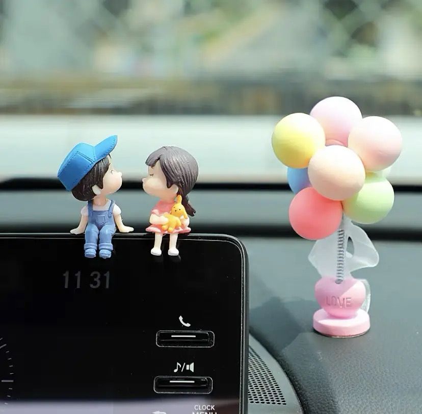 Cute Cartoon Couple Dashboard Decoration – Car Air Vent Clip with Balloon Ornament, Fun Auto Interior Accessories for Personalized Styling & Gift