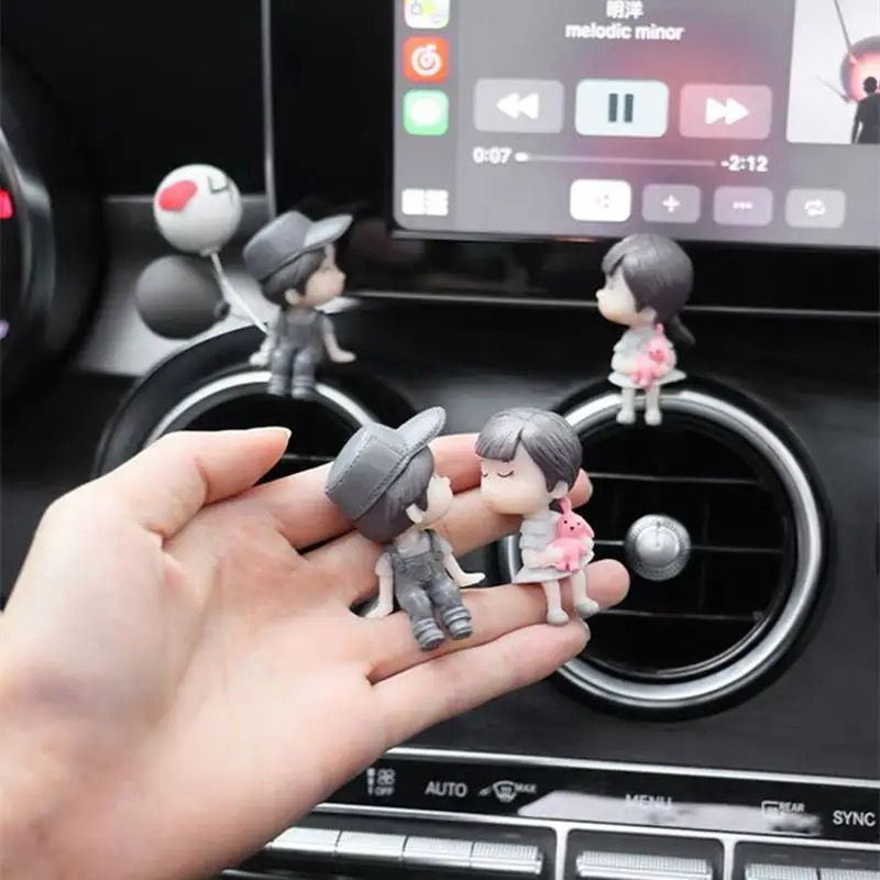 Cute Cartoon Couple Dashboard Decoration – Car Air Vent Clip with Balloon Ornament, Fun Auto Interior Accessories for Personalized Styling & Gift