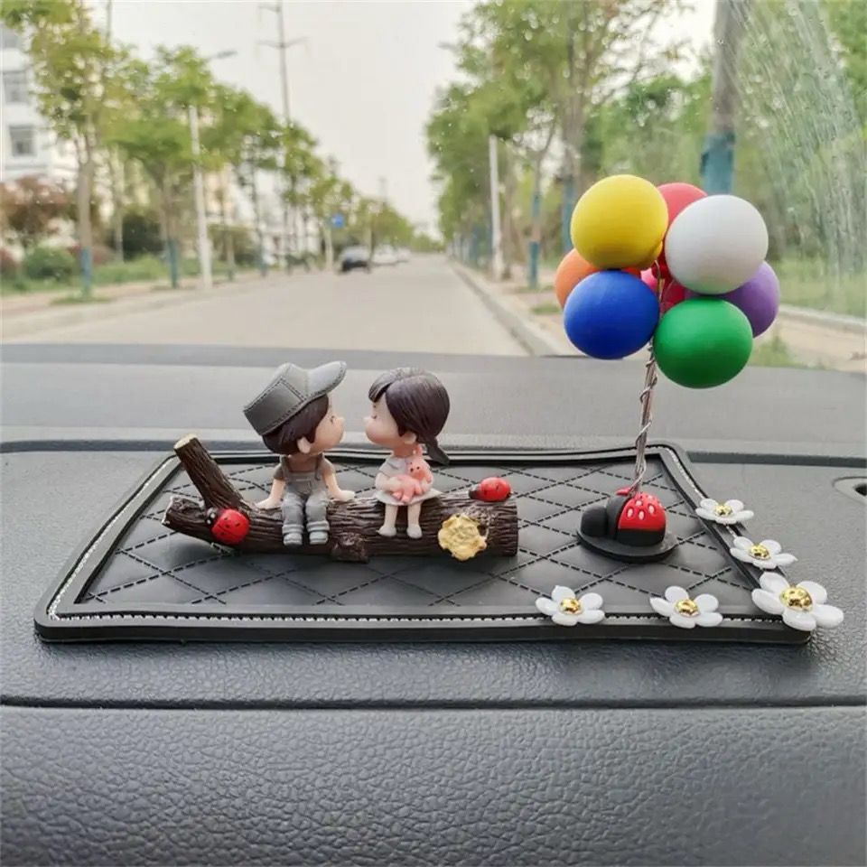 Cute Cartoon Couple Dashboard Decoration – Car Air Vent Clip with Balloon Ornament, Fun Auto Interior Accessories for Personalized Styling & Gift
