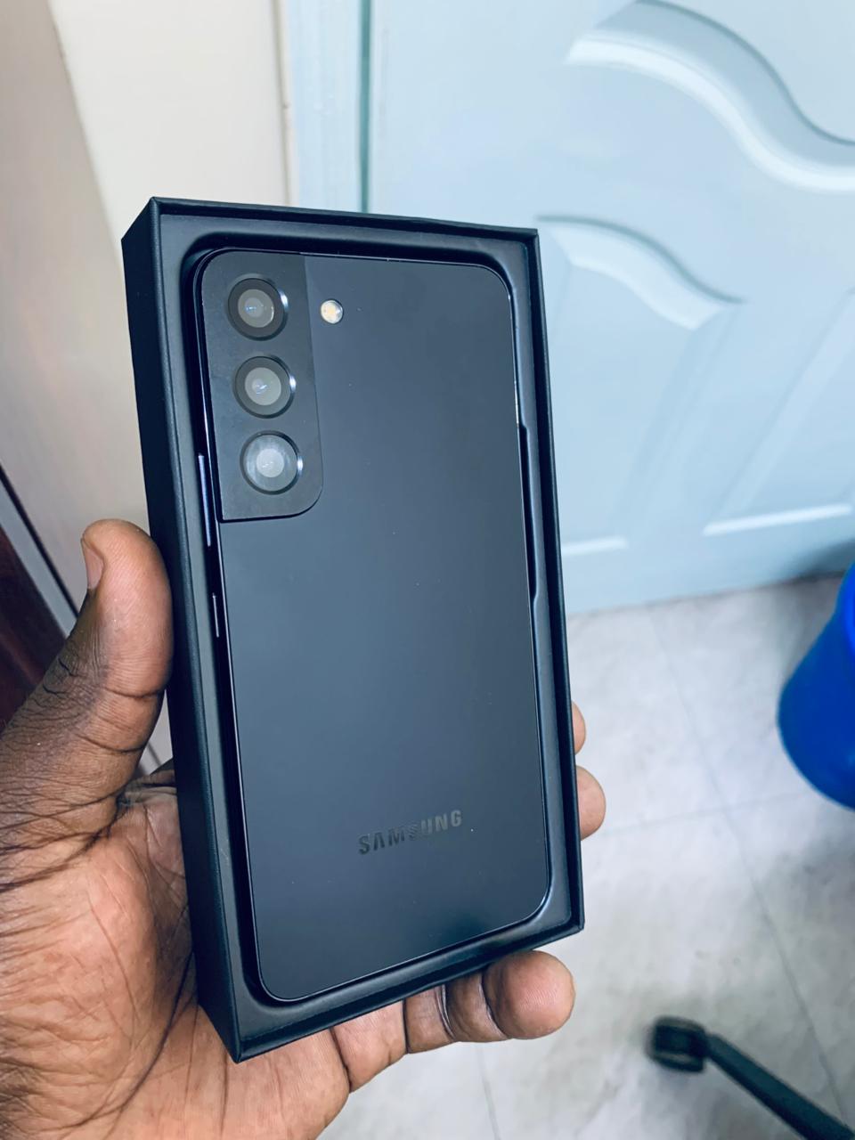 Samsung Galaxy S22 5G 256GB  -Open Box   like-new condition. 8GB RAM, factory unlocked, fully tested, smooth flagship performance with excellent camera and 5G speed. Ready to use.