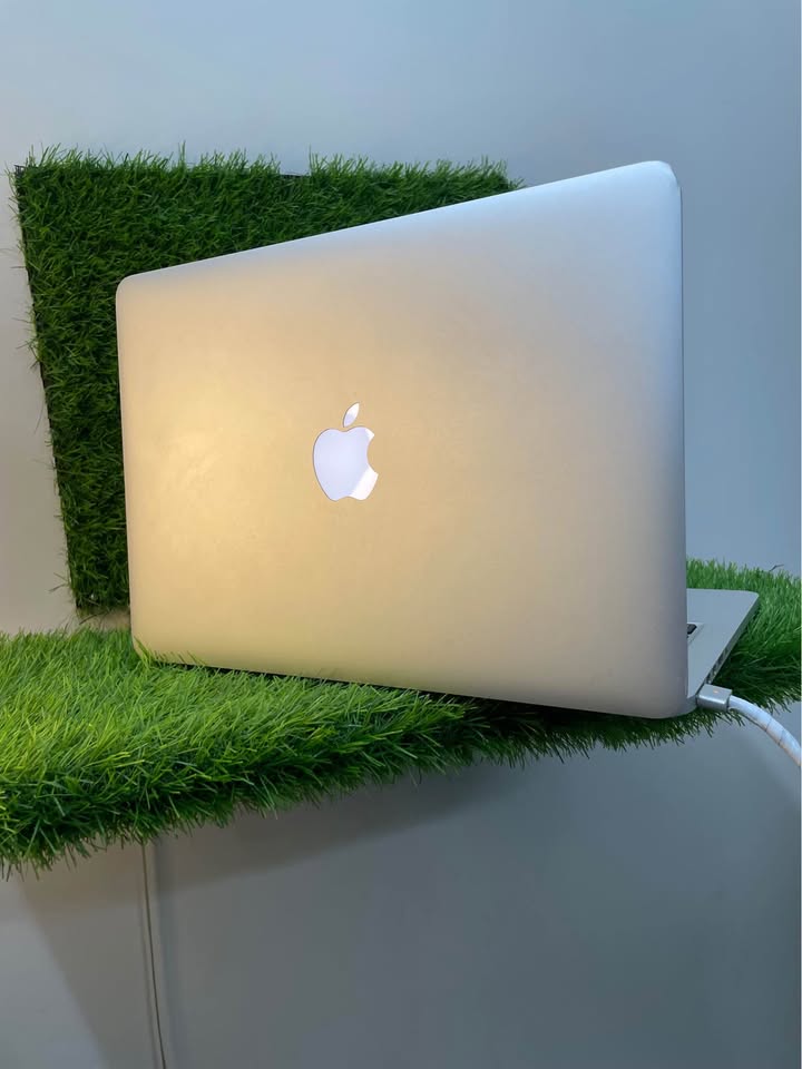 Apple MacBook Pro 2012 13"- Core I5 -8GB RAM, 256GB SSD Refurbished Laptop -Silver + Bag