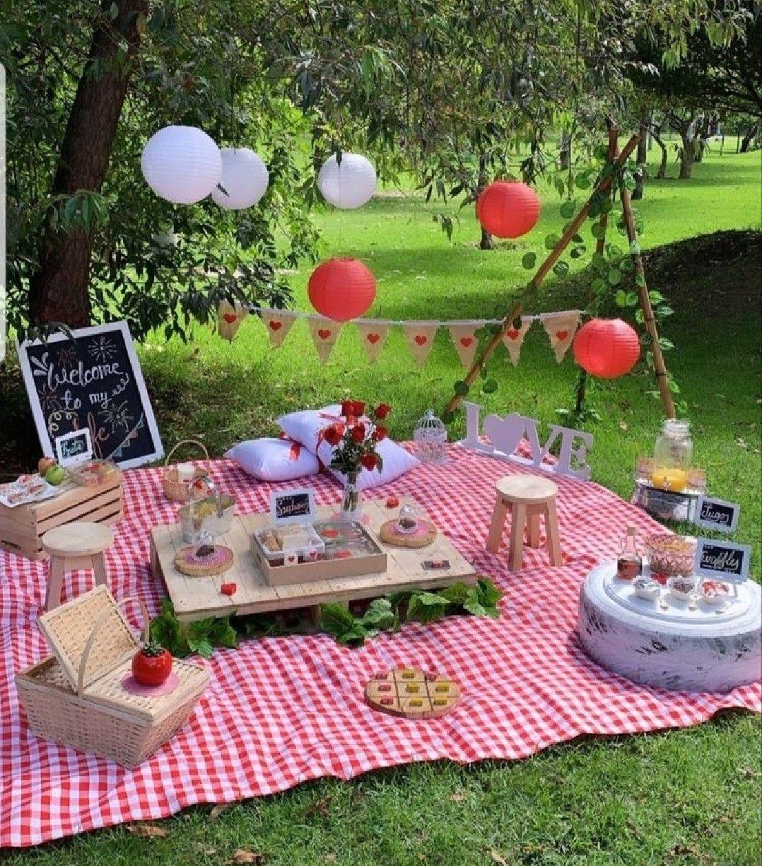 Foldable and Waterproof Picnic Mat for Outdoors or Camping, Picnic Blanket/ Camping Floor Carpet/ Beach Blanket, Tent, Meadow Mat, Park Grass Mat, Yoga Mat, Foldable Sleeping Pillow - LARGE 200x200cm