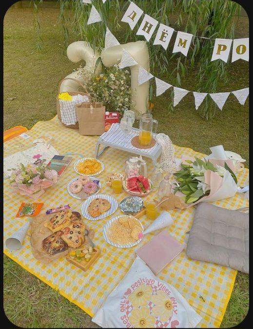 Foldable and Waterproof Picnic Mat for Outdoors or Camping, Picnic Blanket/ Camping Floor Carpet/ Beach Blanket, Tent, Meadow Mat, Park Grass Mat, Yoga Mat, Foldable Sleeping Pillow - LARGE 200x200cm