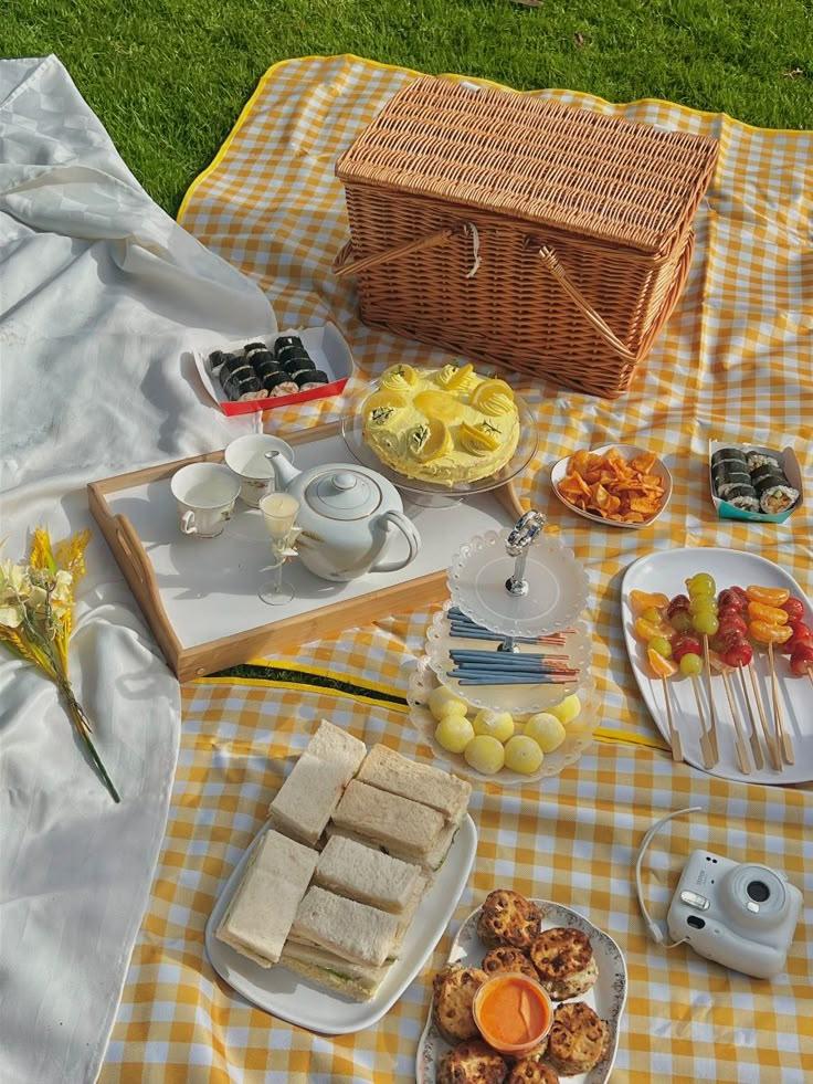 Foldable and Waterproof Picnic Mat for Outdoors or Camping, Picnic Blanket/ Camping Floor Carpet/ Beach Blanket, Tent, Meadow Mat, Park Grass Mat, Yoga Mat, Foldable Sleeping Pillow - LARGE 200x200cm