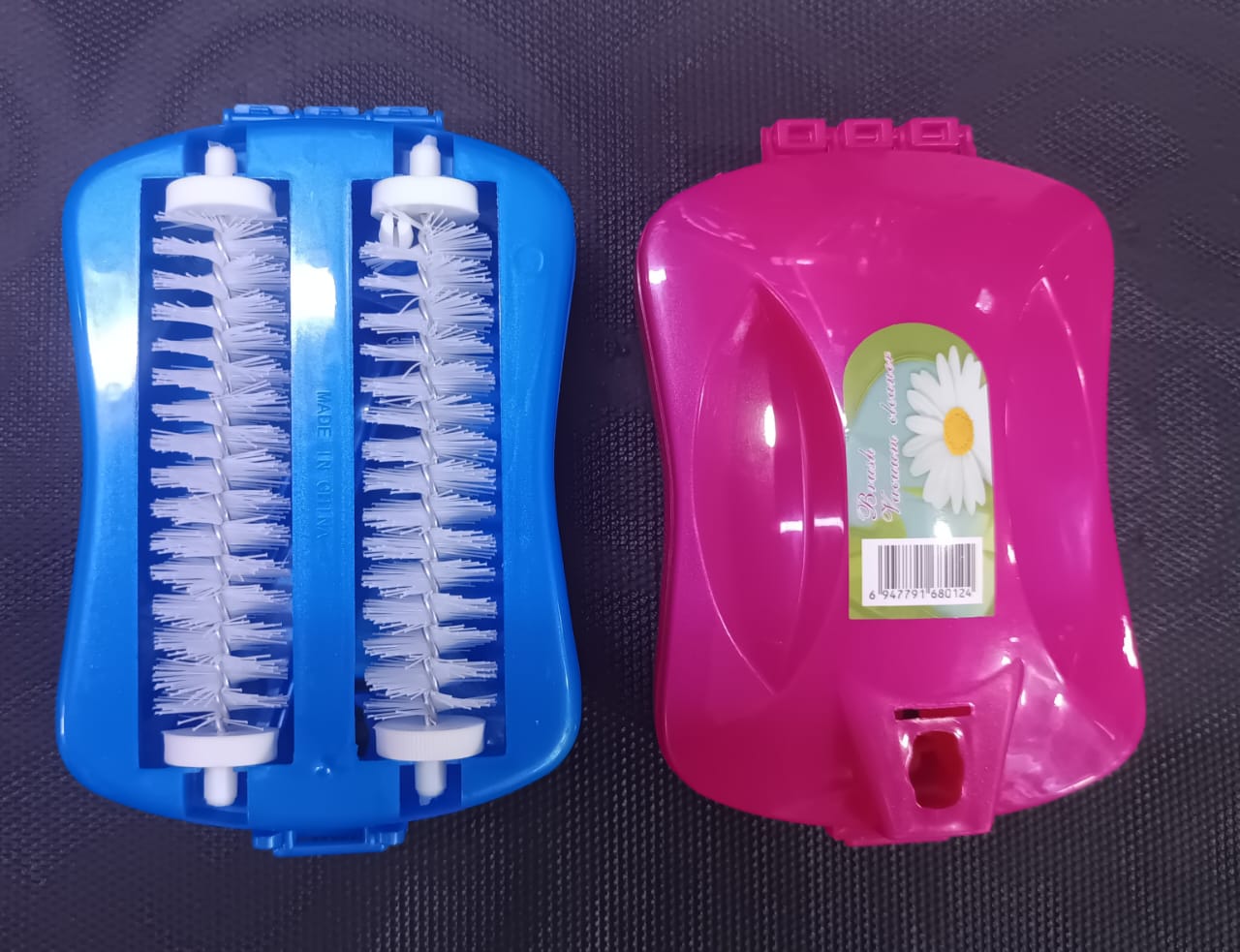 Carpet Debris Brush, Plastic Handheld Cleaning Brush Multi-Functional Handheld Double Roller Sofa Sweepers Carpet Cleaner Brush.2 lines carpet cleaning fun and easy using the carpet brush mini vacuum