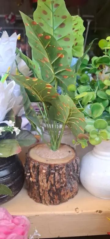 Valentine’s Artificial Flower Gift – Modern Home Décor with Unbreakable Vase, Perfect Centerpiece for Home, Office, Coffee Table & Console Table.Featuring realistic artificial flowers arranged well.