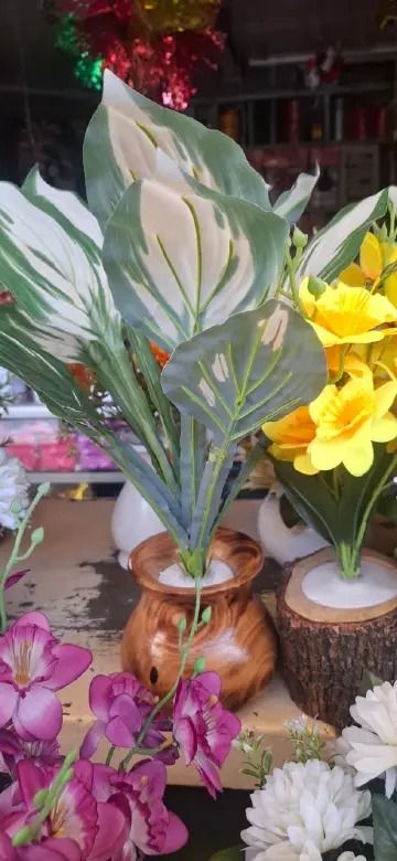 Valentine’s Artificial Flower Gift – Modern Home Décor with Unbreakable Vase, Perfect Centerpiece for Home, Office, Coffee Table & Console Table.Featuring realistic artificial flowers arranged well.