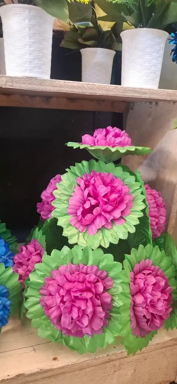 Valentine’s Artificial Flower Gift – Modern Home Décor with Unbreakable Vase, Perfect Centerpiece for Home, Office, Coffee Table & Console Table.Featuring realistic artificial flowers arranged well.