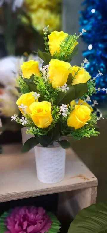 Valentine’s Artificial Flower Gift – Modern Home Décor with Unbreakable Vase, Perfect Centerpiece for Home, Office, Coffee Table & Console Table.Featuring realistic artificial flowers arranged well.