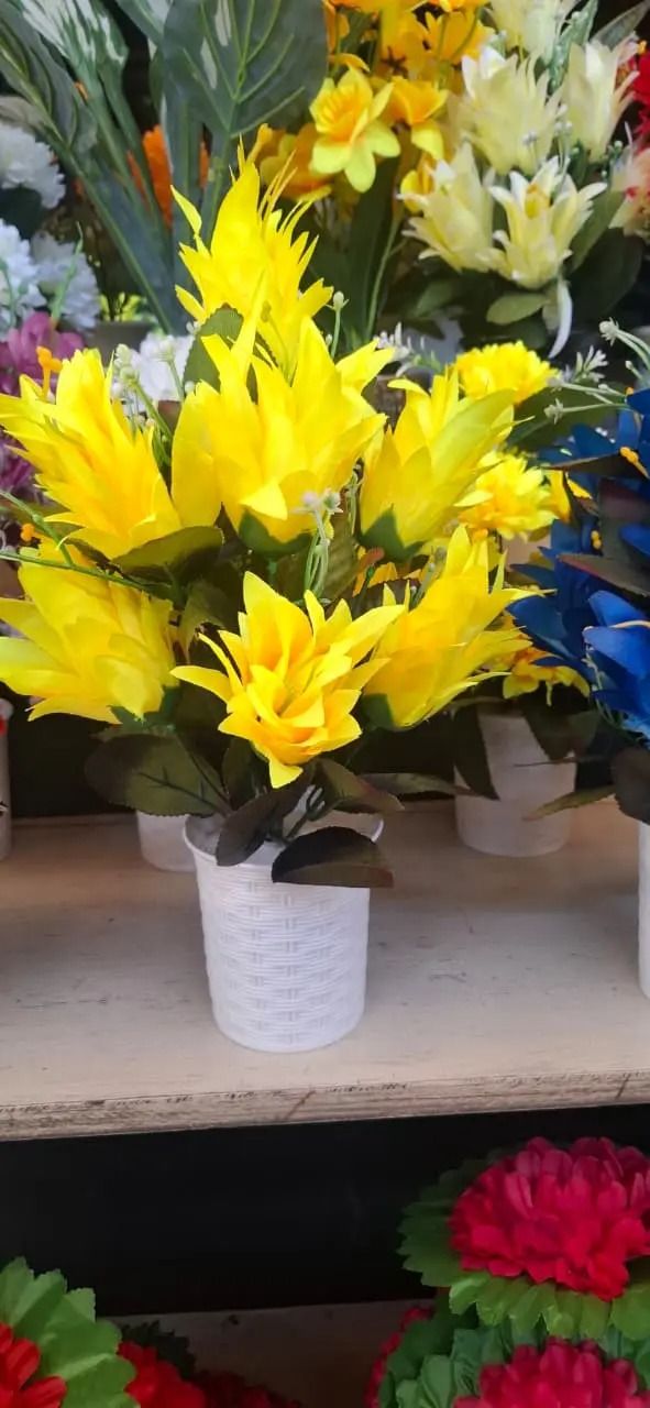 Valentine’s Artificial Flower Gift – Modern Home Décor with Unbreakable Vase, Perfect Centerpiece for Home, Office, Coffee Table & Console Table.Featuring realistic artificial flowers arranged well.