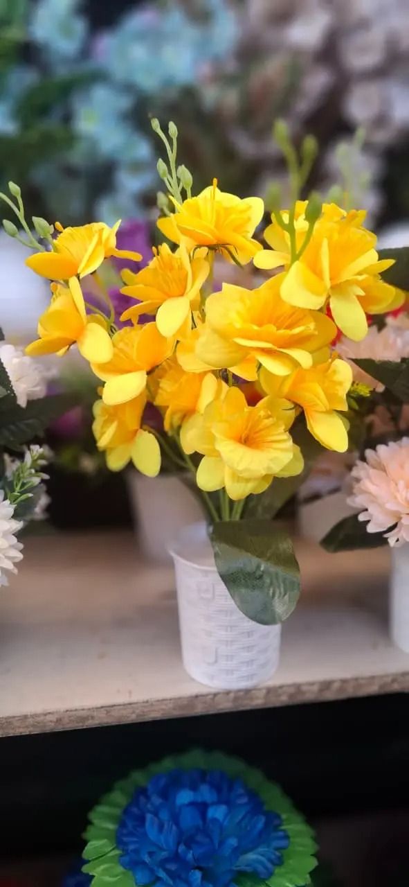 Valentine’s Artificial Flower Gift – Modern Home Décor with Unbreakable Vase, Perfect Centerpiece for Home, Office, Coffee Table & Console Table.Featuring realistic artificial flowers arranged well.