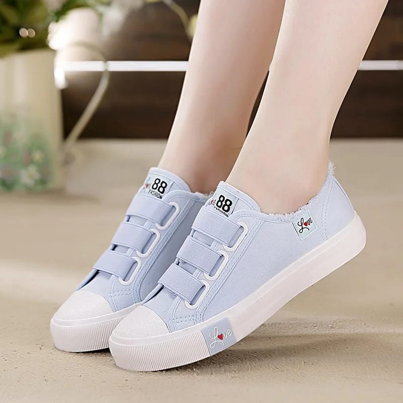 LADIES /WOMEN BEST QUALITY RUBBER SHOES BEST FOR  WORK AND WEEKENDS GRAB YOUR BEST SIZE. 
NB/ BLACK HAS NO SIZE 38,39  AND BLUE HAS NO 38)