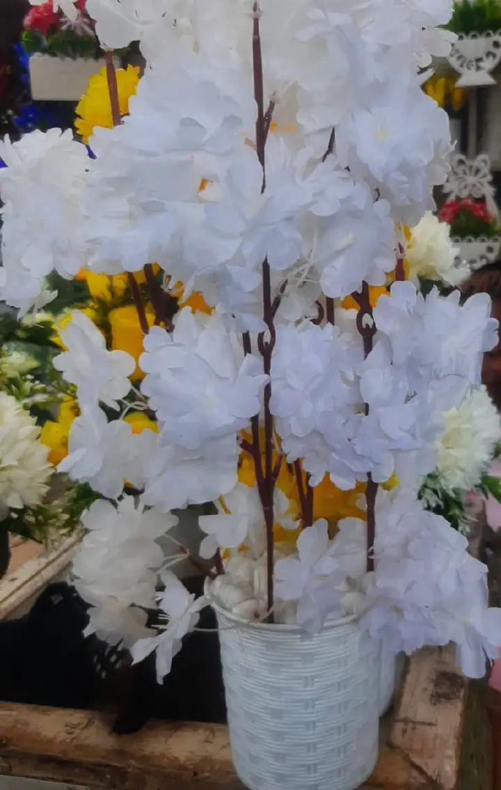 Elegant artificial flower vase arrangement-Home decor & office decor ,reception,bedroom,reception, or gifting.High quality artificial flowers(long lasting & fade resistant). No maintenance required.