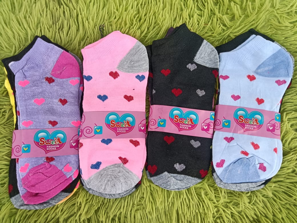 Step into comfort and style with these adorable ankle socks, perfect for everyday wear! Each set comes with 6 pairs featuring cute love heart designs, adding a playful and charming touch