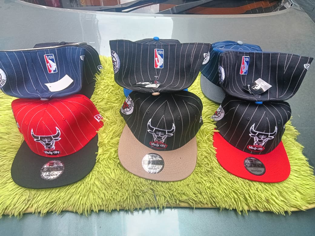 NEW ERA ADJUSTABLE SNAPBACK CAP – PREMIUM PINSTRIPE CHICAGO BULLS FLAT BRIM HAT FOR MEN & WOMEN