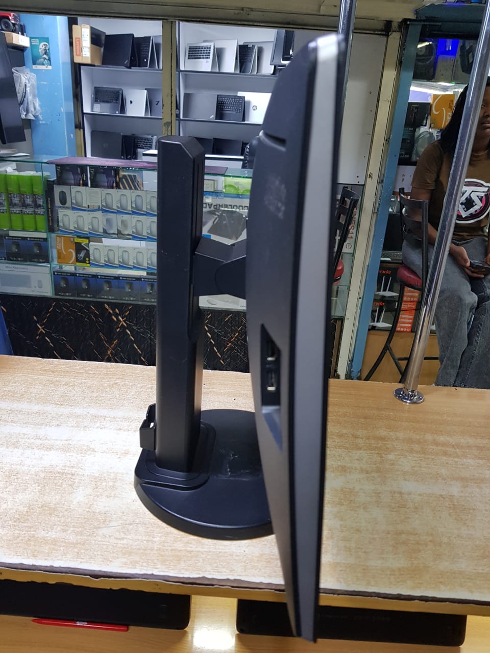 HIGHLY RECOMMENDED GOOD QUALITY HP ELITE DISPLAY E232 MONITOR WITH FULL HD DISPLAY