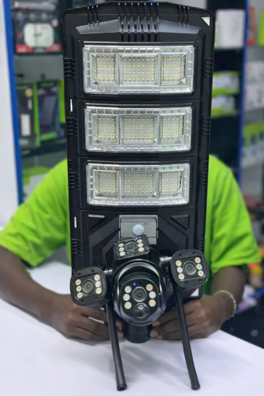 CALUS VC 23-4G AI SOLAR 4k CAMERA 3 IN 1. triple lens, 3 screen monitoring 360,blind spot monitoring,comes with flood lights, uses solar. all weather cctv offering perfect camouflage.AI motion detecti