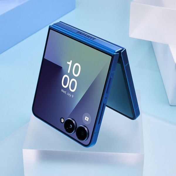 Samsung Galaxy Z Flip 6 12GB RAM 256GB ROM 50MP Triple Camera System 6.7 Inch 120Hz Foldable Display Galaxy AI Features Smartphone Snapdragon 8 Gen 3 4000mAh Battery 25W Charging Phone