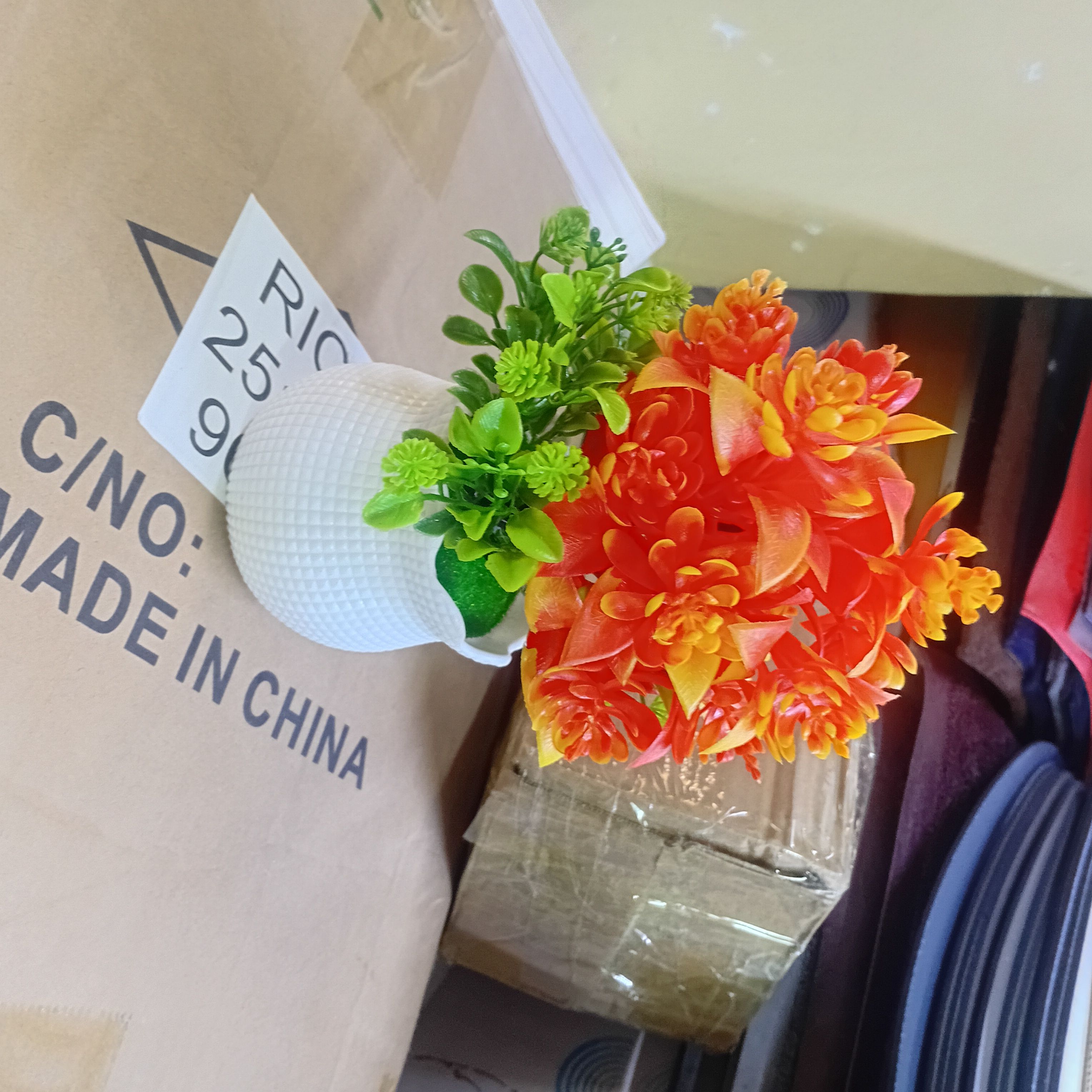 🌸✨ COLOURFUL TABLE TOP ARTIFICIAL FLOWER ✨🌸
Brighten up your space instantly with this beautiful colourful table top artificial flower, designed to add elegance and freshness without maintenance.