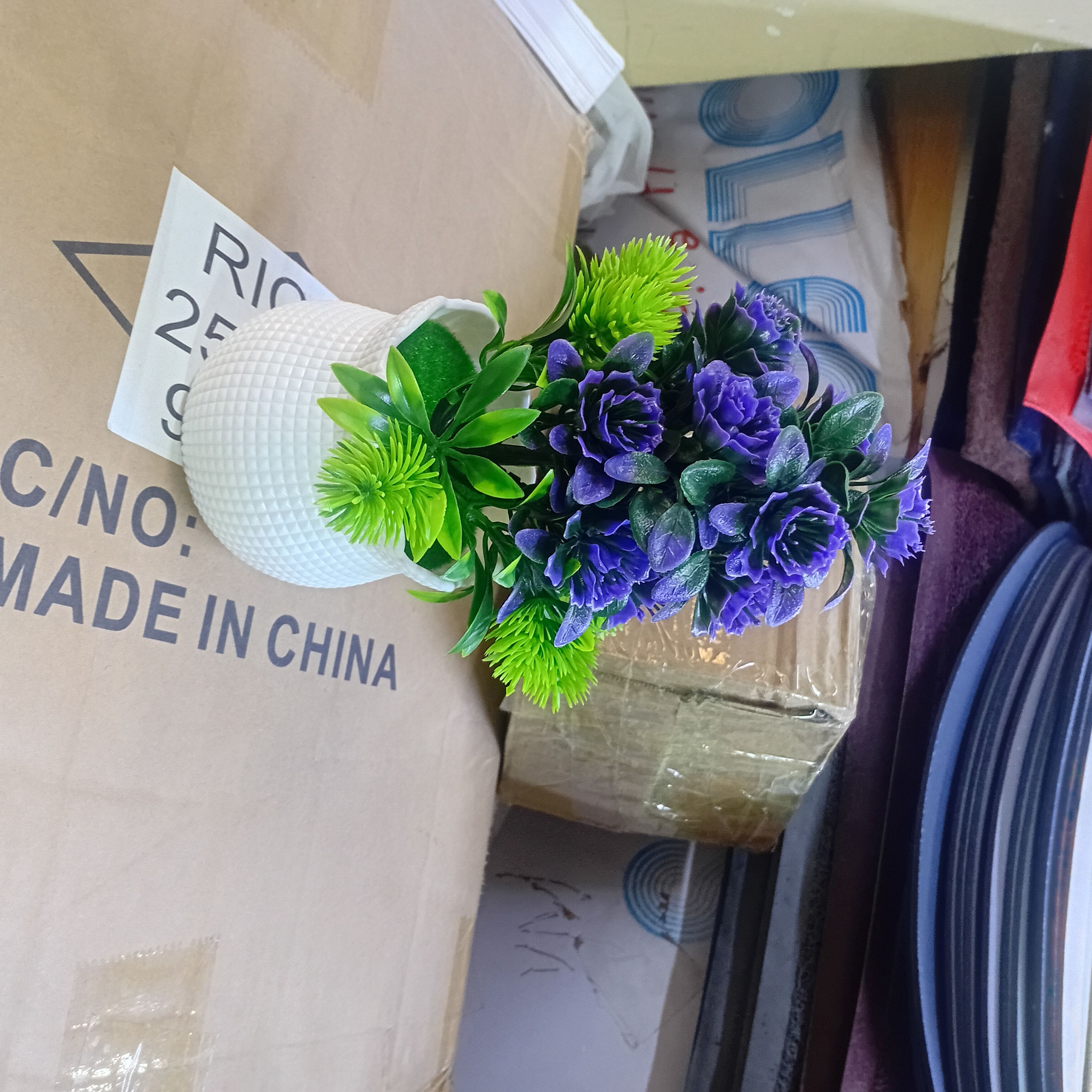 🌸✨ COLOURFUL TABLE TOP ARTIFICIAL FLOWER ✨🌸
Brighten up your space instantly with this beautiful colourful table top artificial flower, designed to add elegance and freshness without maintenance.