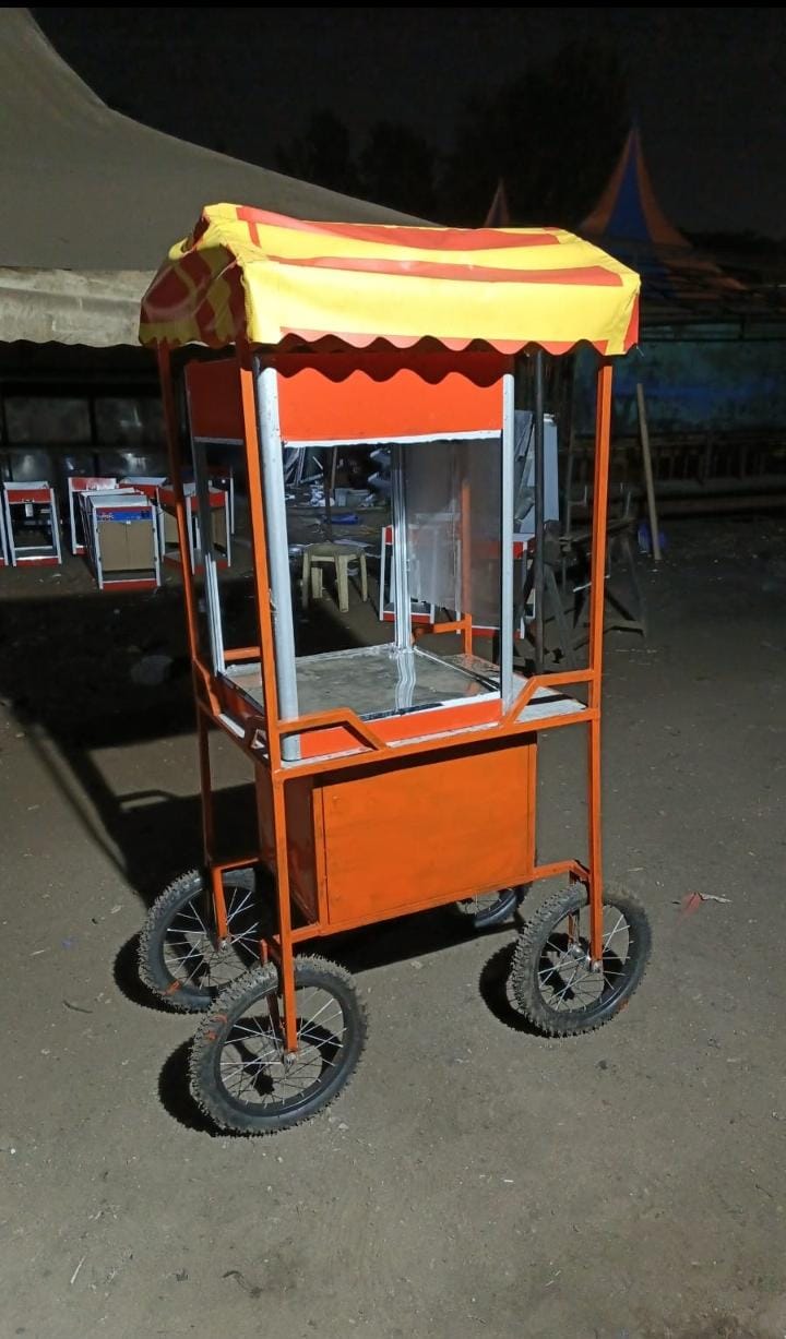 🍿🎪 Popcorn Maker Machine on Cart – Fully Attached
Bring the cinema & funfair experience anywhere with this classic popcorn maker machine mounted on a cart. Designed for convenience and display, the