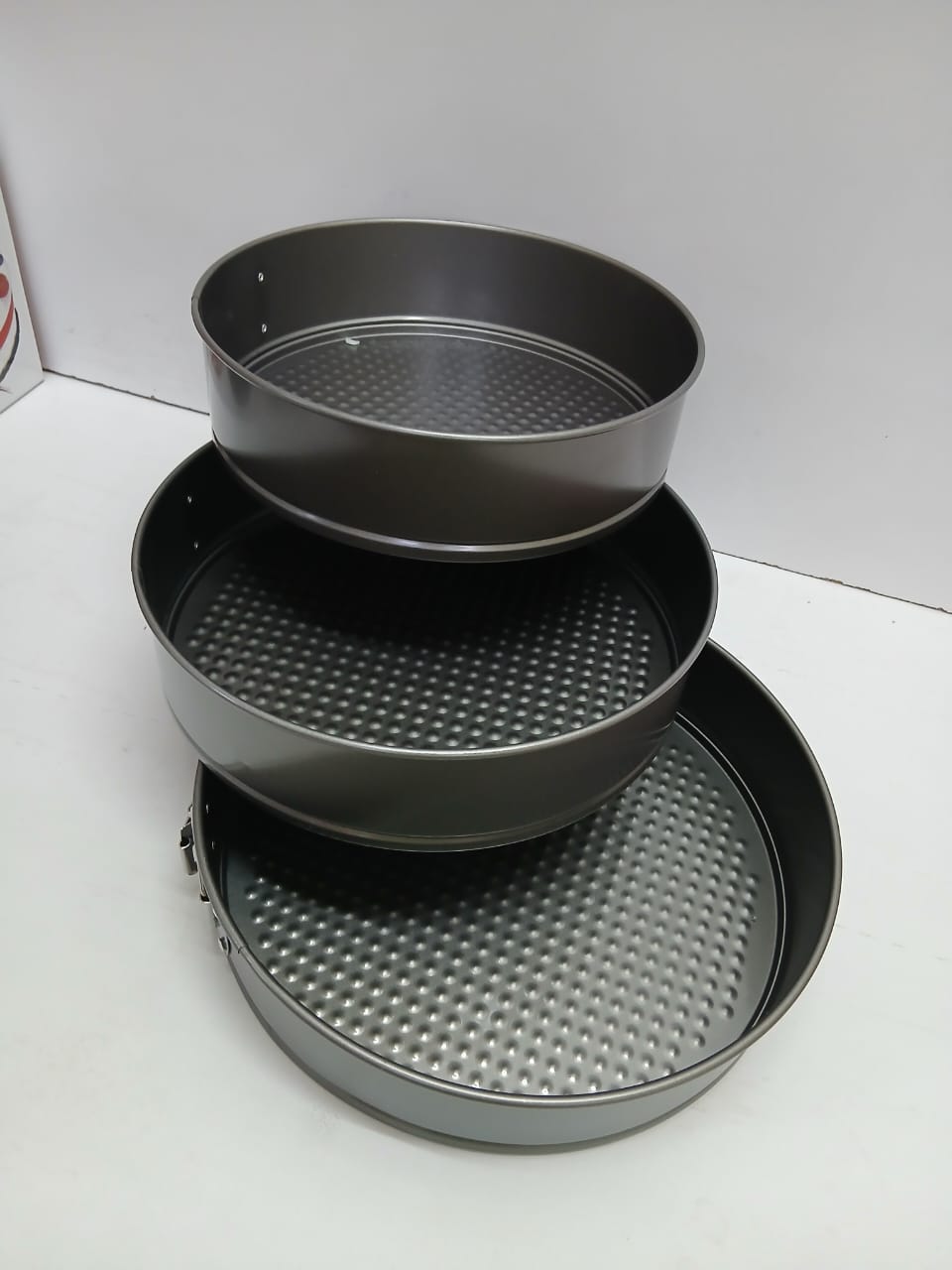 3 round  Baking Tins set with removable bottom made of non stick material springform cake baking tins/molds square round heart baking trays/tins black normal