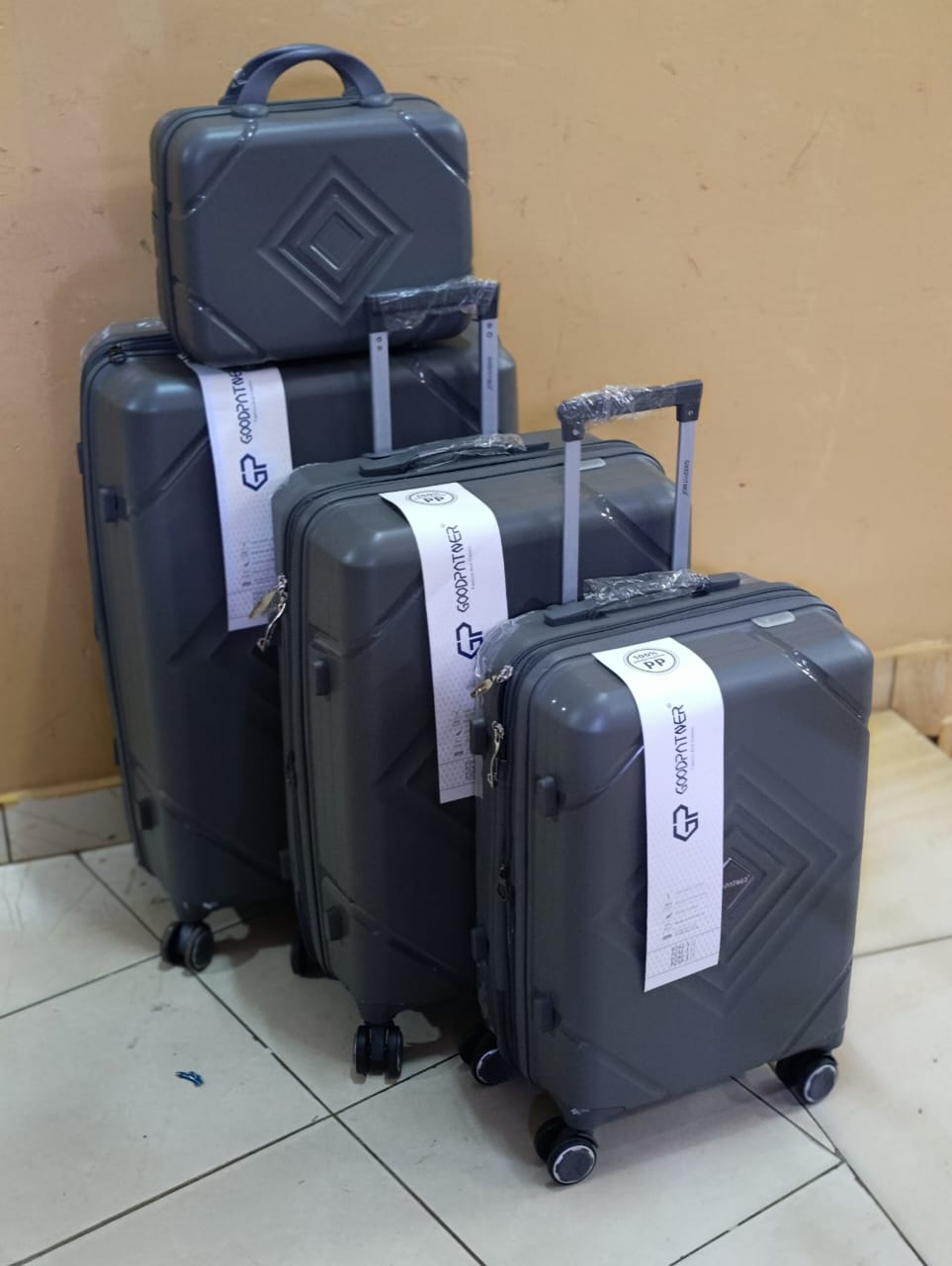 🔥 4 In 1 Luxurious Unbreakable Suitcase Set Hard Shell Luggage 360 Spinner Wheels Telescopic Handle Travel Trolley Bags Durable Premium Travel Set Size 2 🧳✈️ Travel with Class.