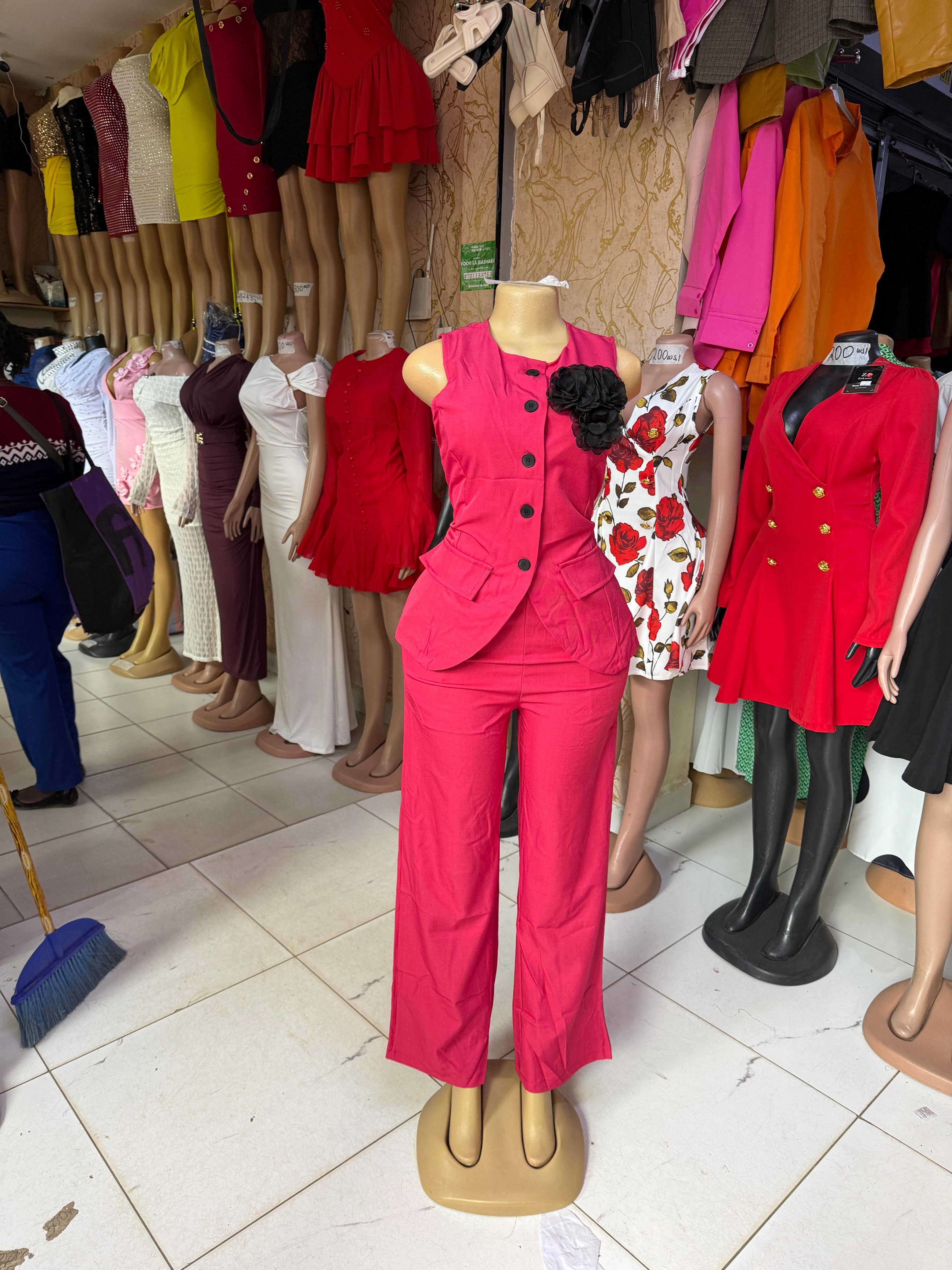 Sleeveless two-piece official suit.