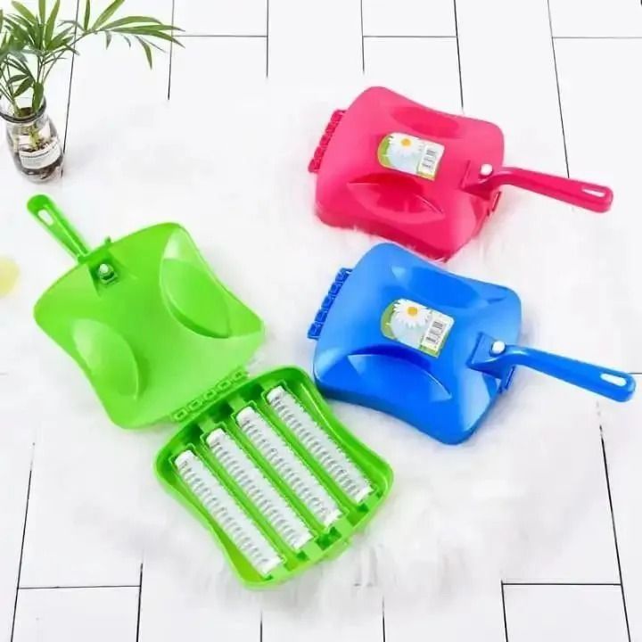 1PC Manual carpet brush mini vacuum cleaner Manual carpet brush vacuum cleaner, no electricity and no batteries meaning it can be used in any setting Handheld brush which can be used anywhere.