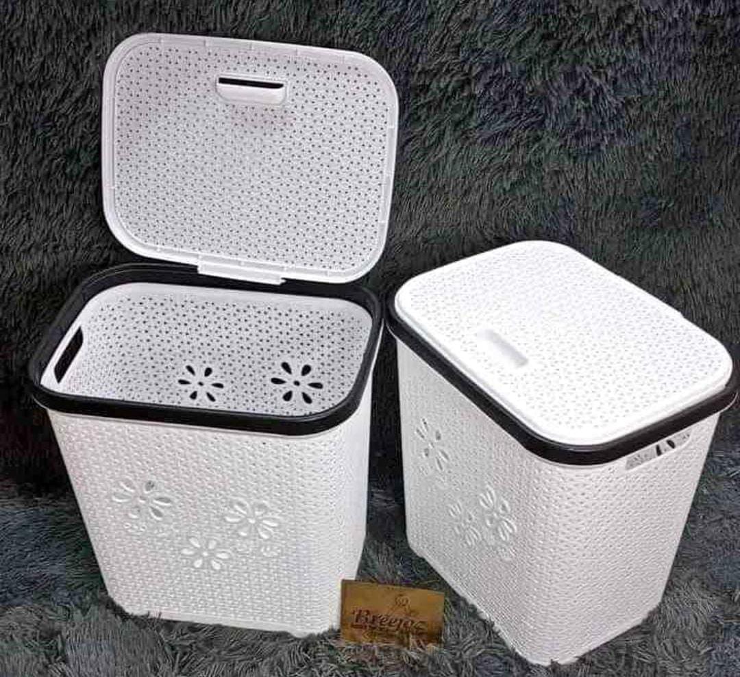 Plastic Laundry Basket with Lid, Breathable Clothes Storage Hamper, Large Capacity Organizer, Durable Ventilated Design, Lightweight Portable Basket for Bedroom, Bathroom, Hostel, Home Laundry (1pc)