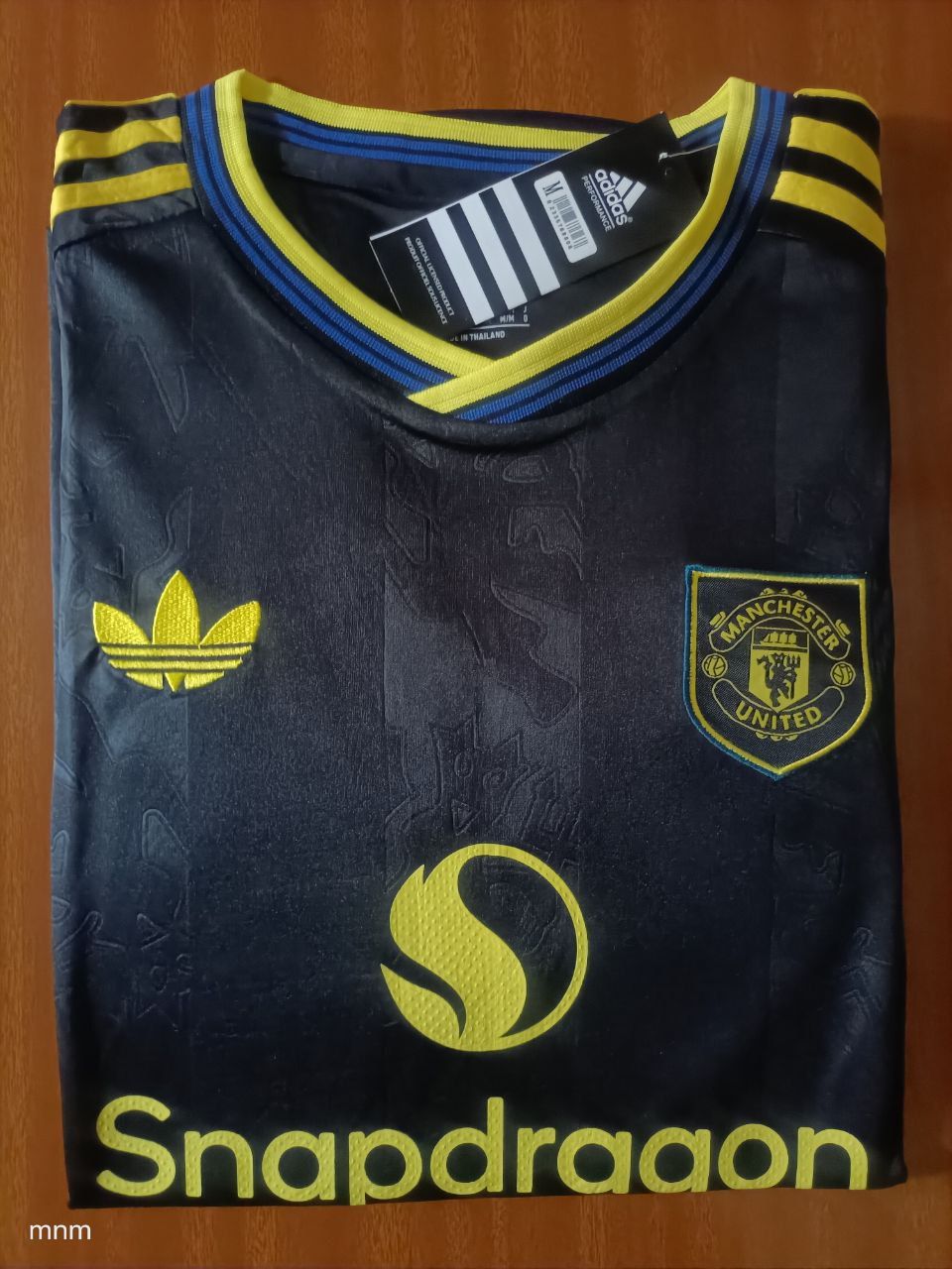 🔥🔥 MAN U JERSEY (BLACK) .Forget the basic reds—we’re going DARK MODE. This Snapdragon x Adidas Trefoil combo is high-key the cleanest drop of the season. It’s giving elite, ICONIC vibes.