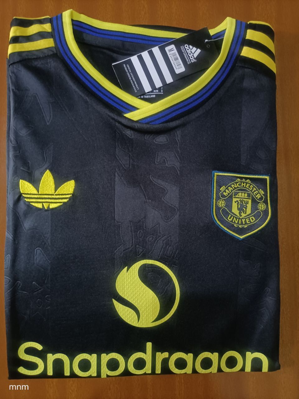 🔥🔥 MAN U JERSEY (BLACK) .Forget the basic reds—we’re going DARK MODE. This Snapdragon x Adidas Trefoil combo is high-key the cleanest drop of the season. It’s giving elite, ICONIC vibes.