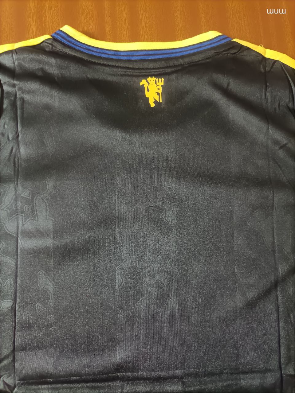 🔥🔥 MAN U JERSEY (BLACK) .Forget the basic reds—we’re going DARK MODE. This Snapdragon x Adidas Trefoil combo is high-key the cleanest drop of the season. It’s giving elite, ICONIC vibes.