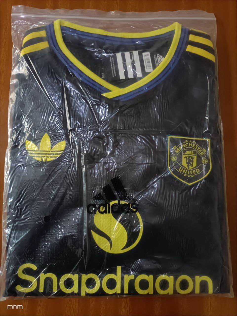 🔥🔥 MAN U JERSEY (BLACK) .Forget the basic reds—we’re going DARK MODE. This Snapdragon x Adidas Trefoil combo is high-key the cleanest drop of the season. It’s giving elite, ICONIC vibes.